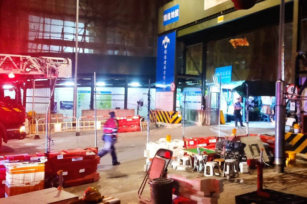 大批消防員到場增援。（讀者羅小姐提供）