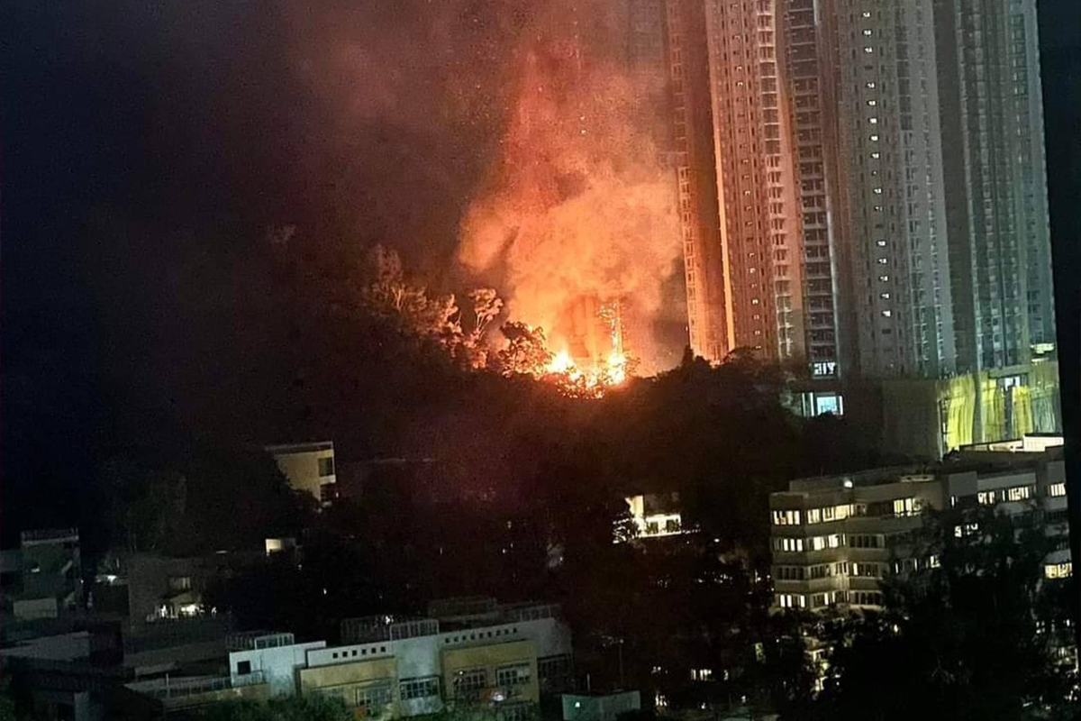 有街坊拍攝到現場圖片，火場位置靠近民居。（香港突發報料區）