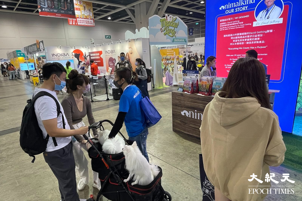 展方規定每名入場人士只能攜帶一隻寵物進場，並需以繩索牽引，或需置於寵物袋/車中。（卓相如／大紀元)