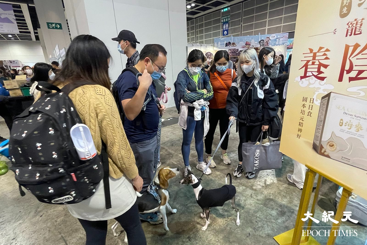 有不少市民帶同心愛寵物到場。（卓相如／大紀元）
