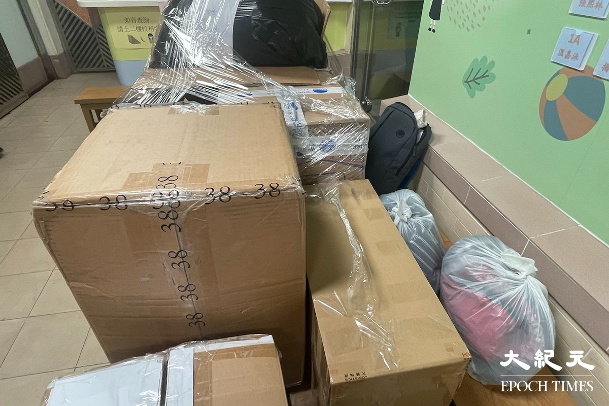 有熱心市民將以箱計的全新衣物送到收集站。（卓相如／大紀元）