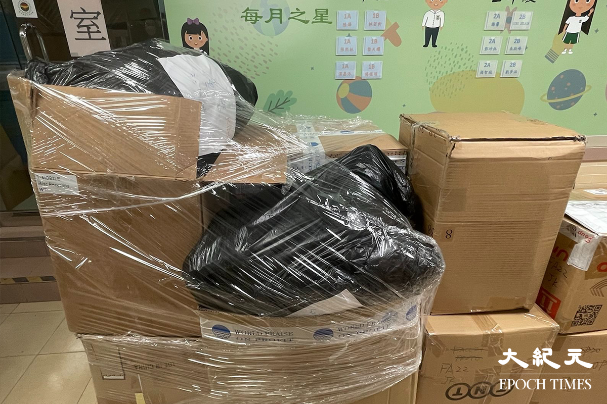 有不少市民於昨晚（10日）前來響應，部份更特意跨區支持，所捐贈的禦寒衣物堆滿物資站內。（卓相如／大紀元）