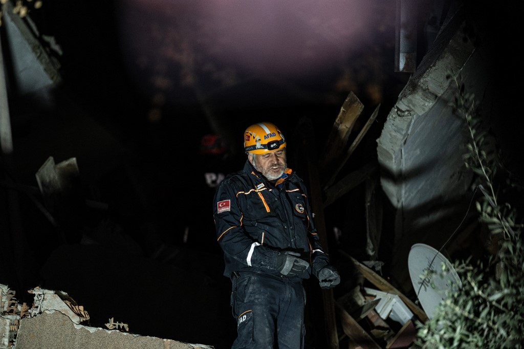 周一（2月20日）土耳其和敘利亞邊境地區再次發生6.4級地震。土耳其救援隊在最新地震發生後四處奔走，檢查是否有人受傷。（SAMEER AL-DOUMY / AFP）