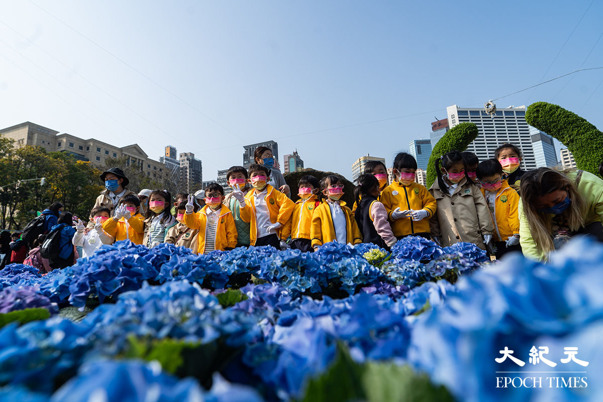 約1,000名學生今日（25日）在維園參與鑲嵌花壇活動。（劉駿軒／大紀元）