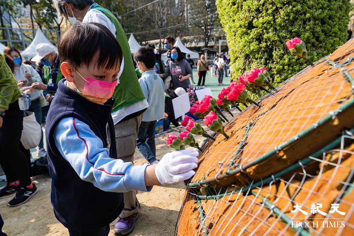 約1,000名學生今日（25日）在維園參與鑲嵌花壇活動。（劉駿軒／大紀元）
