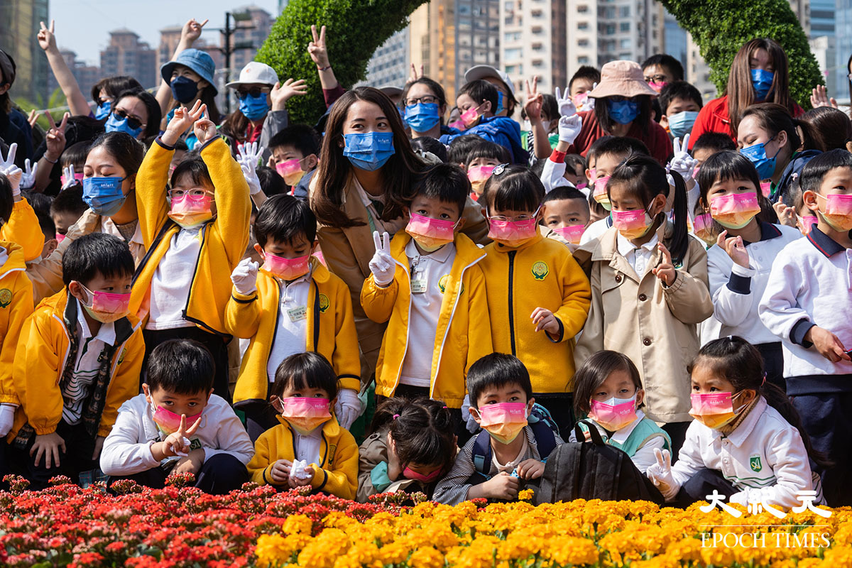 約1,000名學生今日（25日）在維園參與鑲嵌花壇活動。（劉駿軒／大紀元）