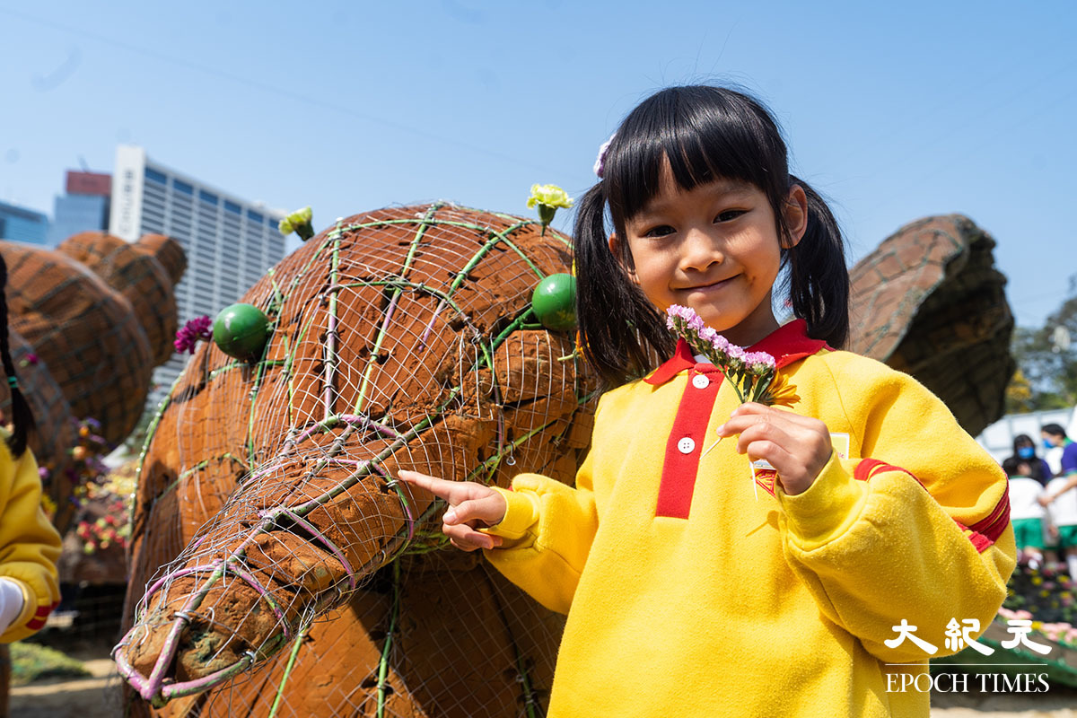 約1,000名學生今日（25日）在維園參與鑲嵌花壇活動。（劉駿軒／大紀元）
