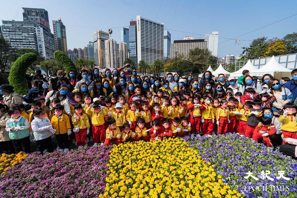 約1,000名學生今日（25日）在維園參與鑲嵌花壇活動。（劉駿軒／大紀元）
