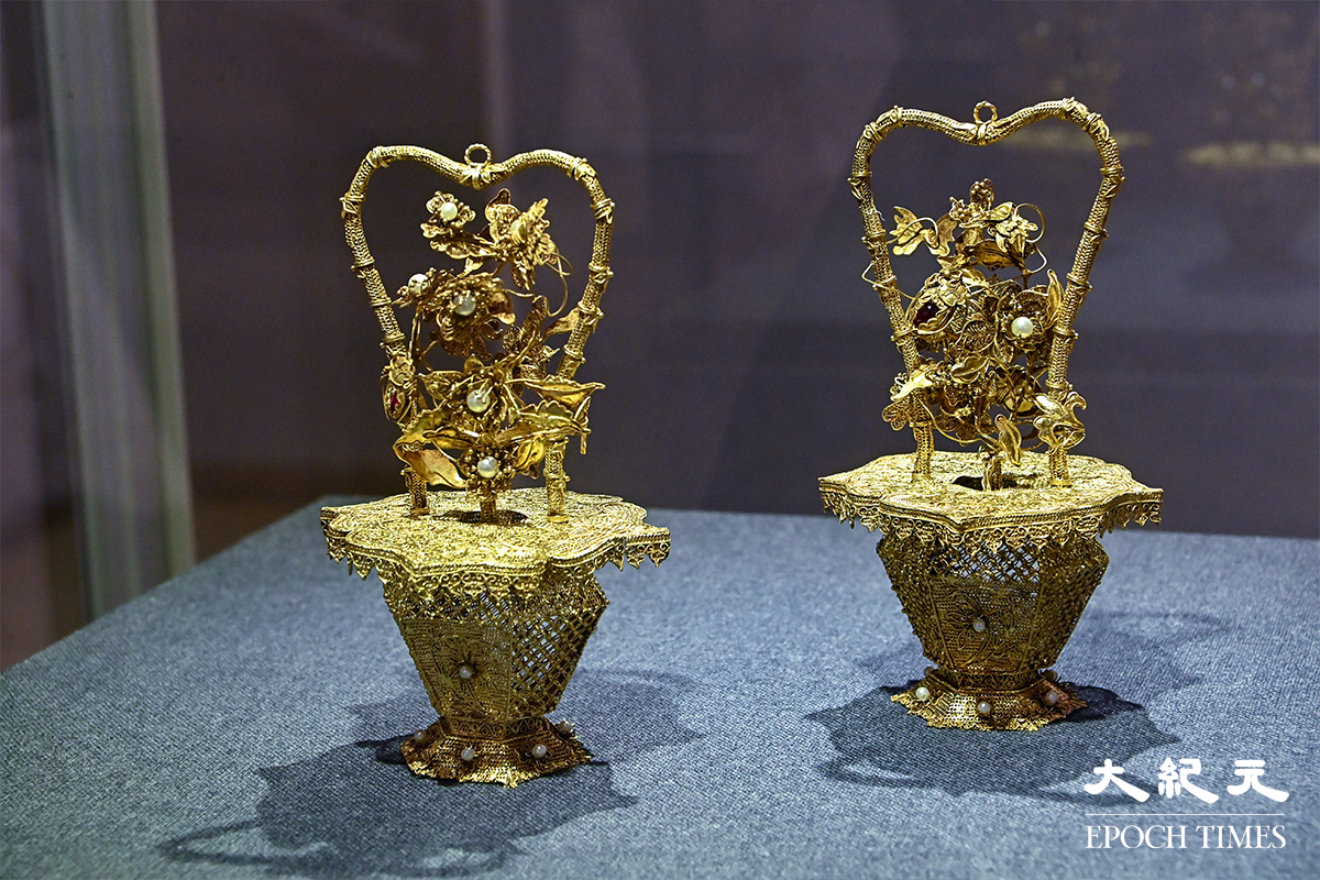 金纍絲宮燈式耳墜（明代晚期至清初）。（宋碧龍／大紀元）