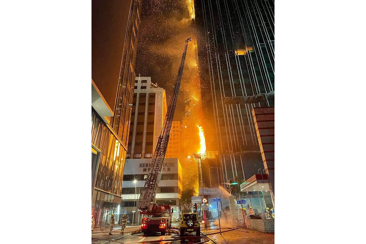消防處晚上11時11分接報尖沙咀中間道地盤發生火警，於晚上11時37分將火警升為三級，大批消防員正在現場灌救。（香港消防處提供）
