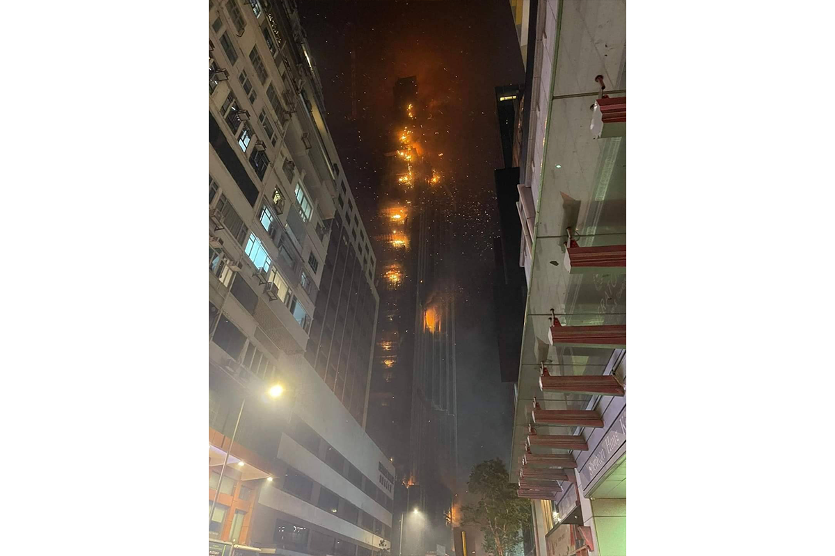 消防處晚上11時11分接報尖沙咀中間道地盤發生火警，於晚上11時37分將火警升為三級，大批消防員正在現場灌救。（香港消防處提供）