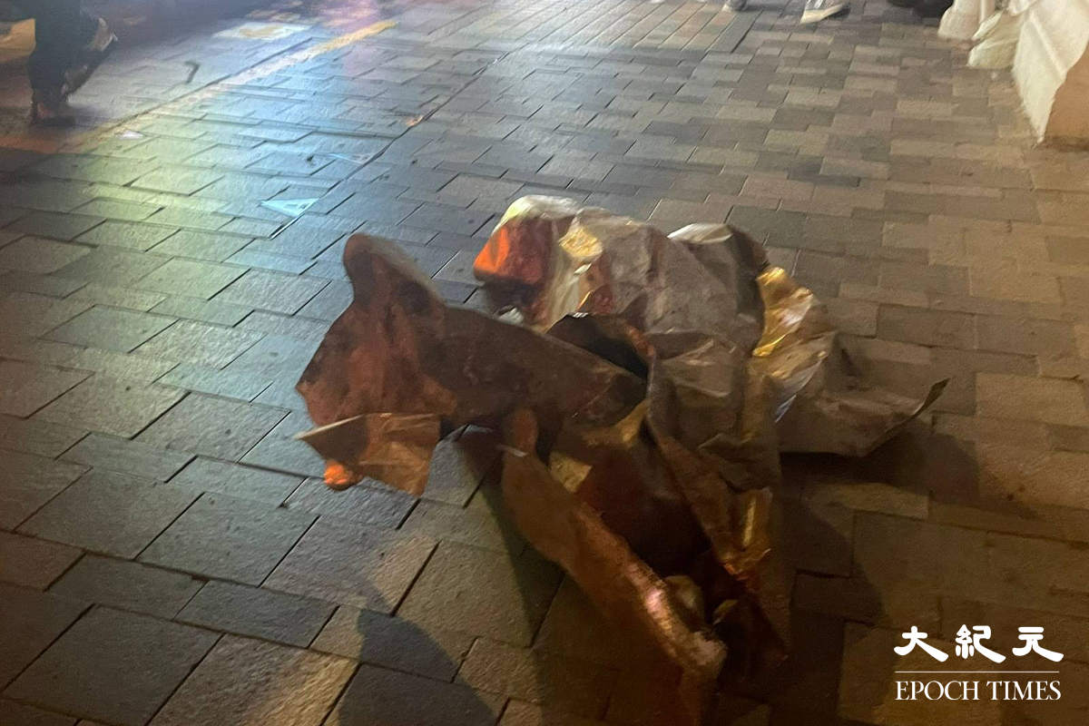 凌晨約一時，一塊約1米乘1米，類似鋅鐵板的金屬物料從起火大廈掉到街上，幸未造成傷亡。（卓相如／大紀元）
