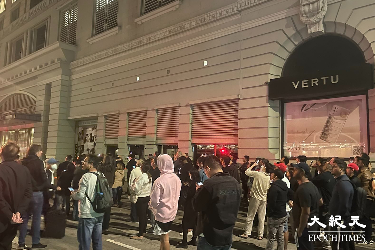由於起火現場位於尖沙咀酒店區，不少酒店住客需要疏散仔街上。（卓相如／大紀元）