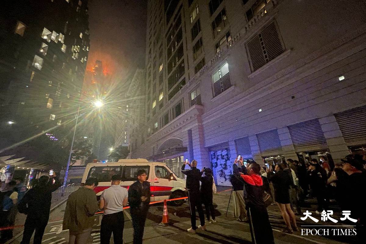 由於起火現場位於尖沙咀酒店區，不少酒店住客需要疏散仔街上。（卓相如／大紀元）