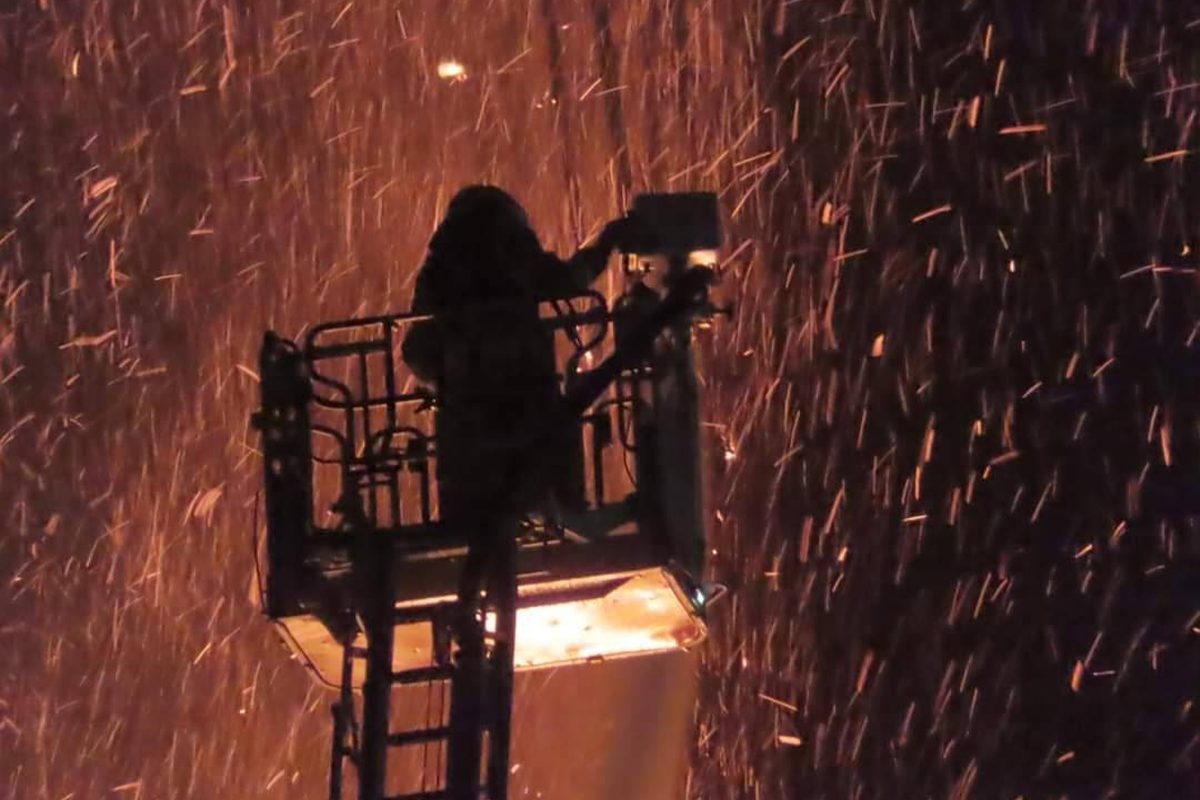 現場火勢仍然相當猛烈，消防員架起雲梯向火場射水。（香港突發事故報料區 Alex Sing拍攝）