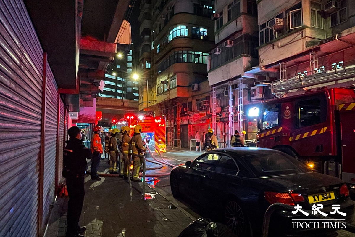 大角咀博文街一串燒店昨日晚上發生火警，消防到場迅速將火救熄，經調查後相信起火原因無可疑，事故未接獲傷報告。（卓相如／大紀元）