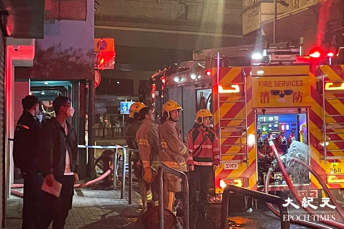 大角咀博文街一串燒店昨日晚上發生火警，消防到場迅速將火救熄，經調查後相信起火原因無可疑，事故未接獲傷報告。（卓相如／大紀元）