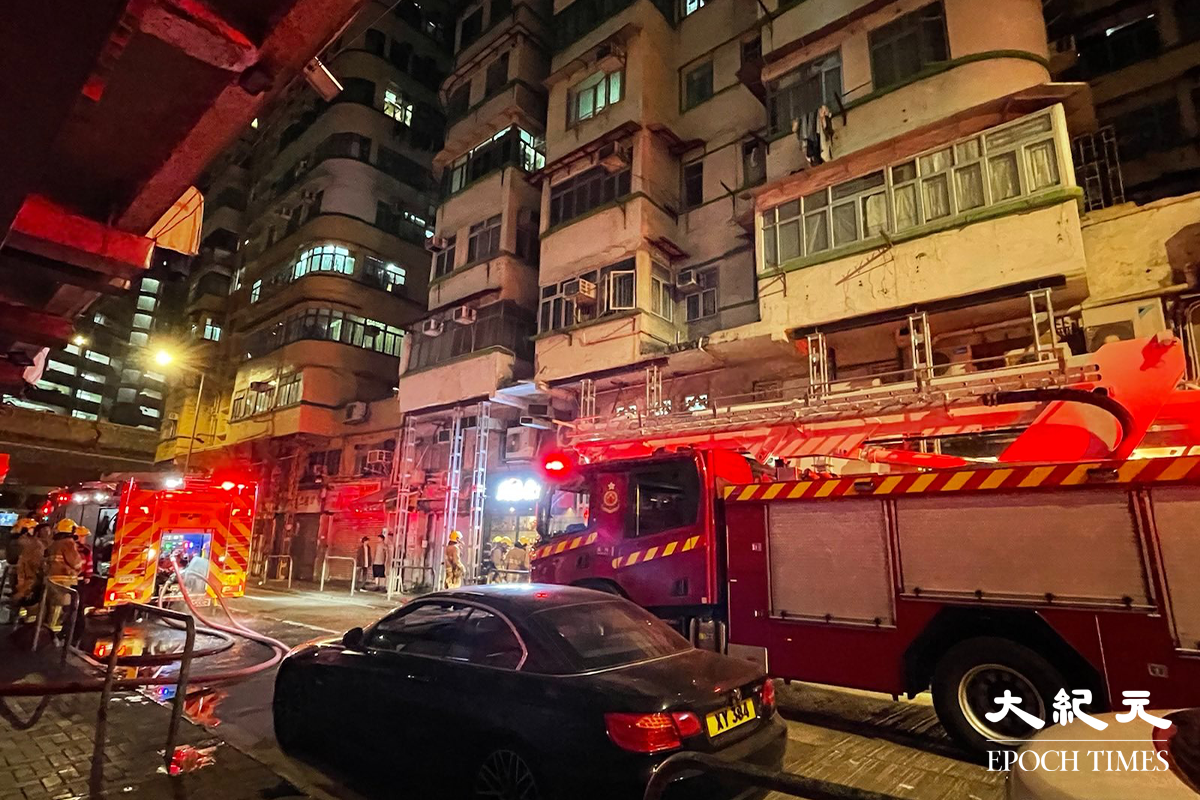 大角咀博文街一串燒店昨日晚上發生火警，消防到場迅速將火救熄，經調查後相信起火原因無可疑，事故未接獲傷報告。（卓相如／大紀元）
