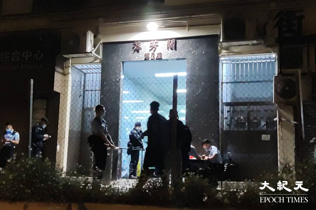 命案揭發後，大批警員封鎖葵芳閣第三座調查。（鄭兆東／大紀元）