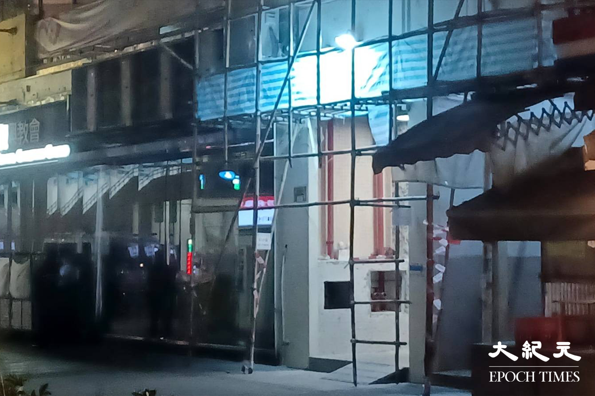 大批警員抵達葵芳閣現場。（鄭兆東／大紀元）