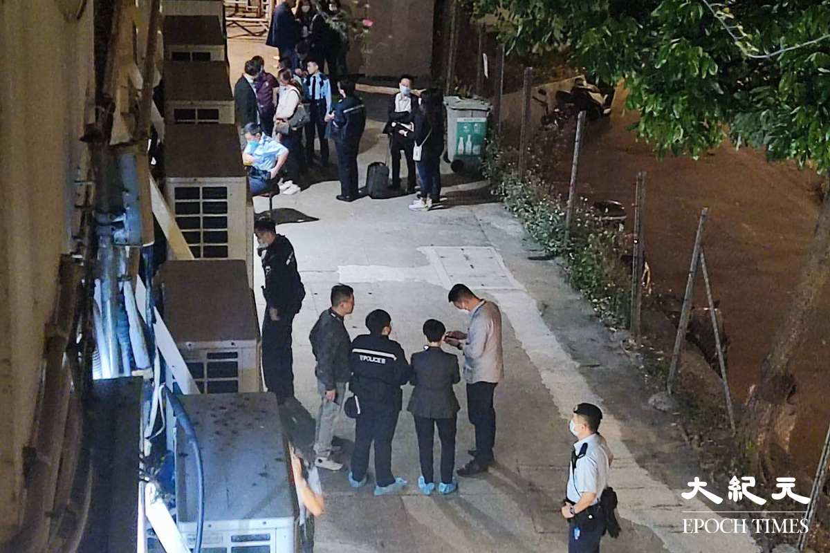 大批警員於涉案大廈外。（本報讀者提供）
