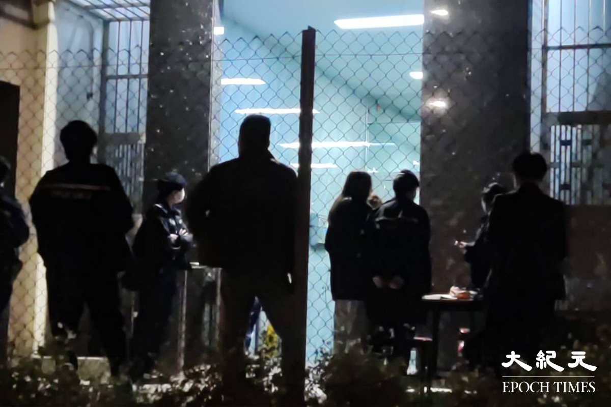 警方派員在涉案大廈外駐守，為剛返回的住戶登記。（鄭兆東／大紀元）