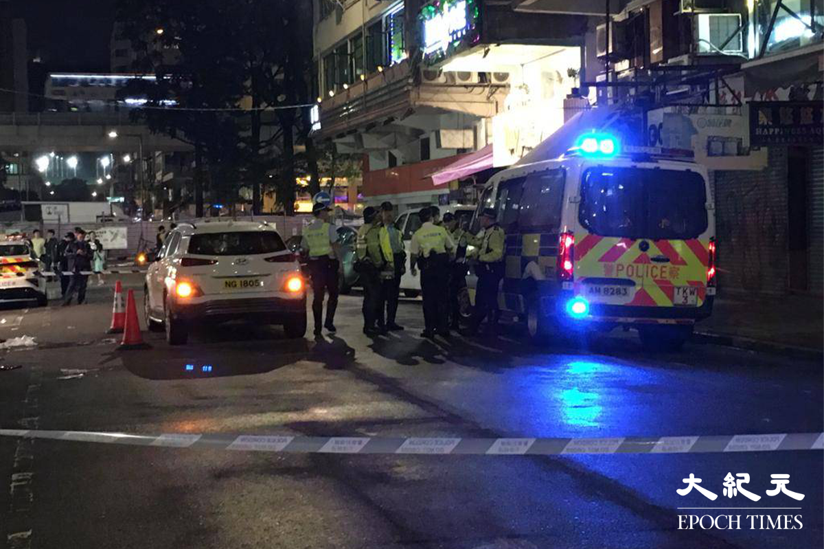 奪命意外發生後，大批警員封鎖整段路調查。（劉港業／大紀元）
