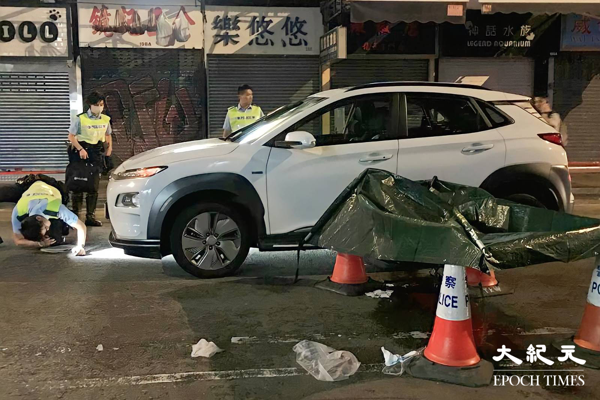 意外現場地上遺下大攤血漬，警方其後以帳篷覆蓋死者倒臥位置蒐證。（劉港業／大紀元）