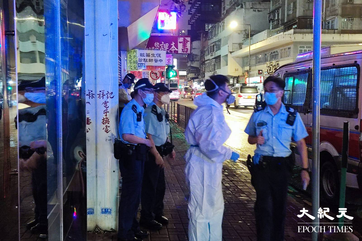 部分警員需要穿上全套保護衣。（林建翔／大紀元）