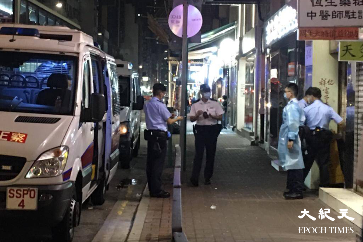 大批警員接報到場調查。（佘實菁／大紀元）