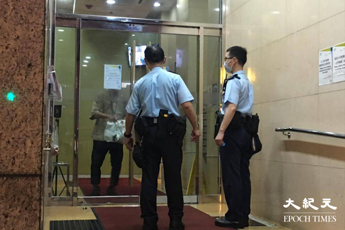 大批警員接報到場調查。（佘實菁／大紀元）