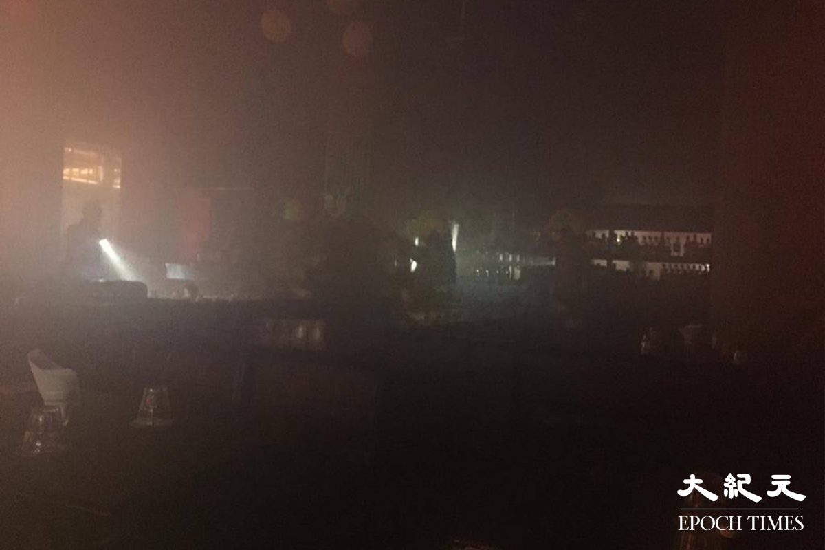 大角咀晏架街一酒吧今日傍晚廚房冒煙起火，職員隨即致電報案。消防接報到場，開喉將火救熄，經調查後，相信起火原因無可疑。（劉港業／大紀元）