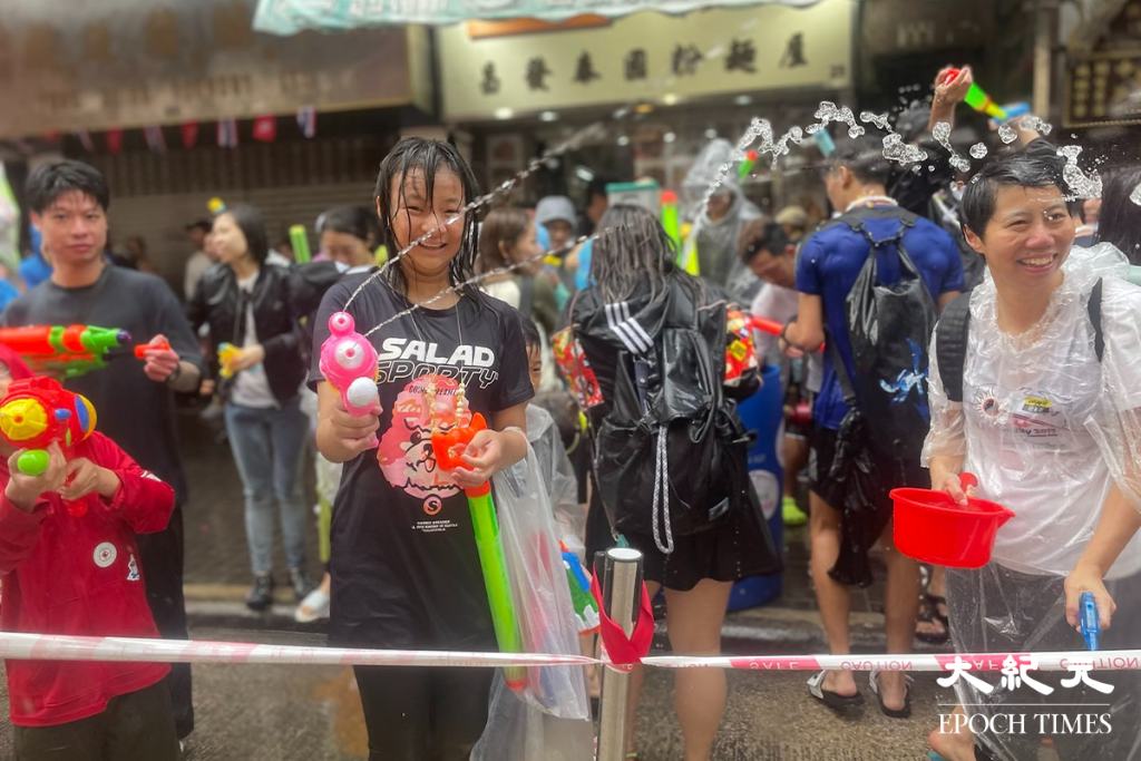 泰國潑水節今午九龍城復辦，吸引數佰名市民一齊玩。 資料圖片（卓相如／大紀元）