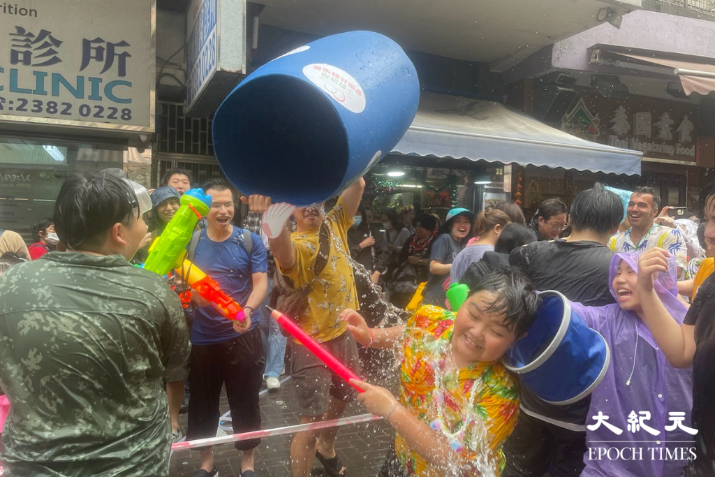 到場參與的市民非常興奮，有市民索性以水桶直接倒。 資料圖片（卓相如／大紀元）