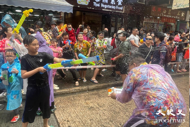 到場參與的市民非常興奮，有市民索性以水桶直接倒。 資料圖片（卓相如／大紀元）