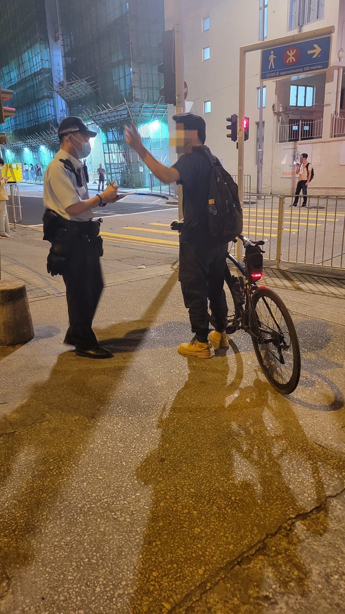 葵青及九龍城區交通日，共派出逾2,400張告票。（警方提供）