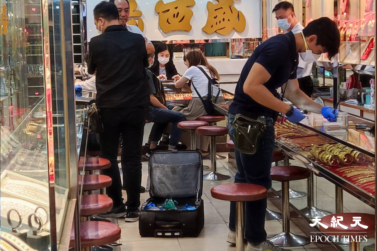警員到涉案金行蒐證。（鄭兆東／大紀元）
