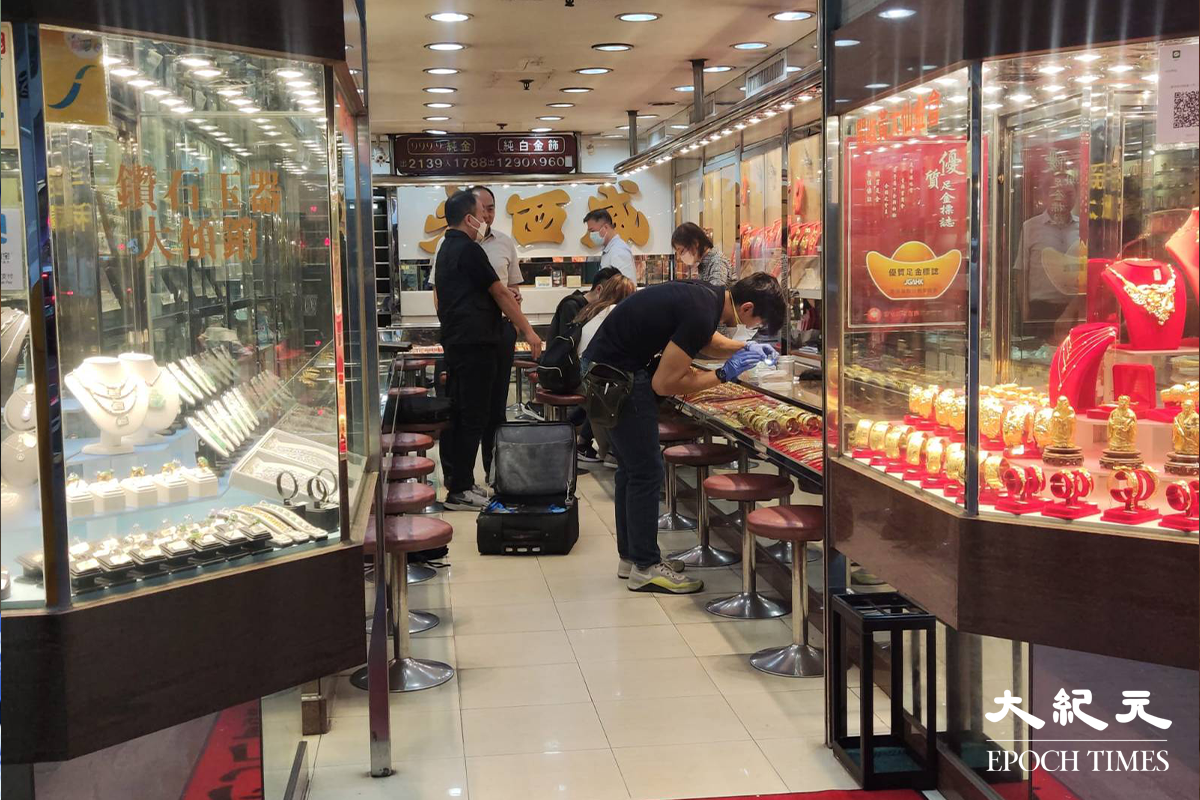 警員到涉案金行蒐證。（鄭兆東／大紀元）