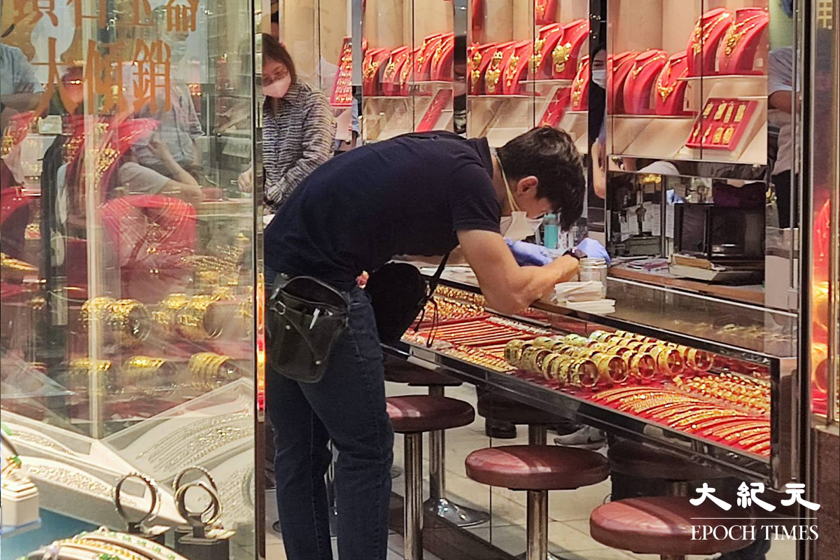 警員到涉案金行蒐證。（鄭兆東／大紀元）