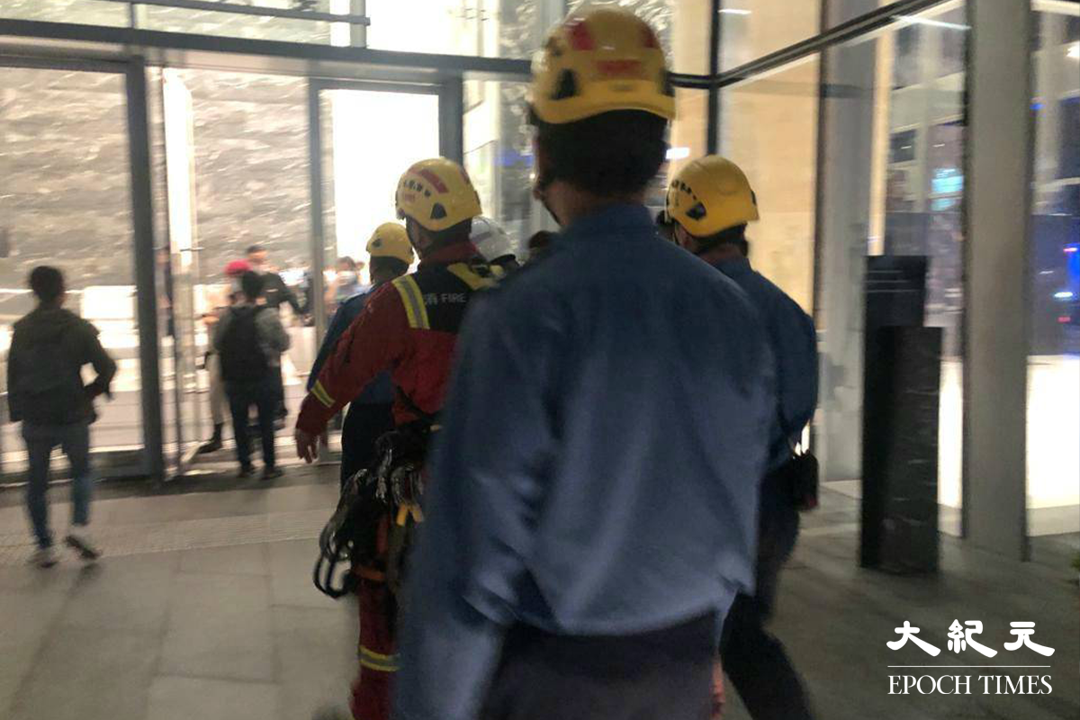大批消防員接報到場調查。（佘實菁／大紀元）