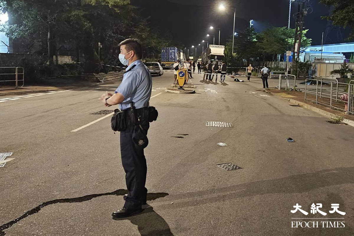 大批警員封鎖現場調查。（林建翔／大紀元）