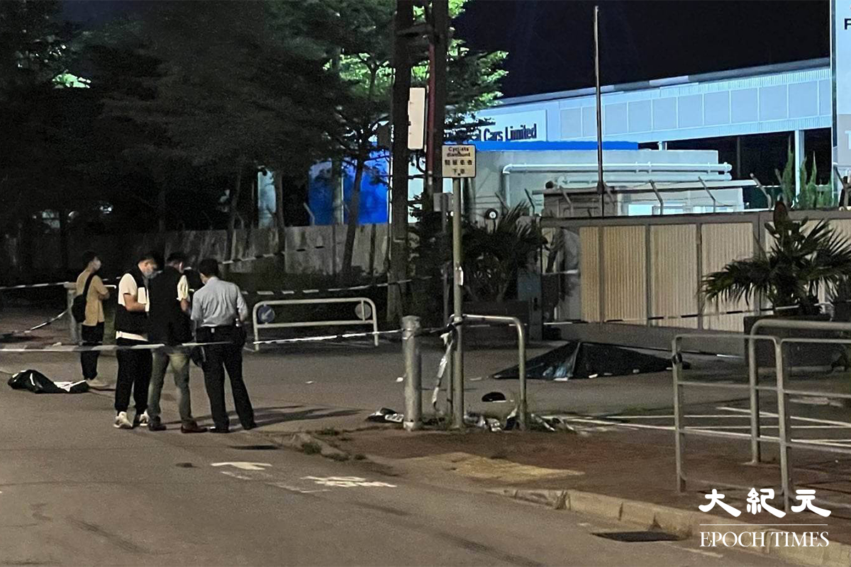 死者被帆布覆蓋，大批警員到場調查。（林建翔／大紀元）