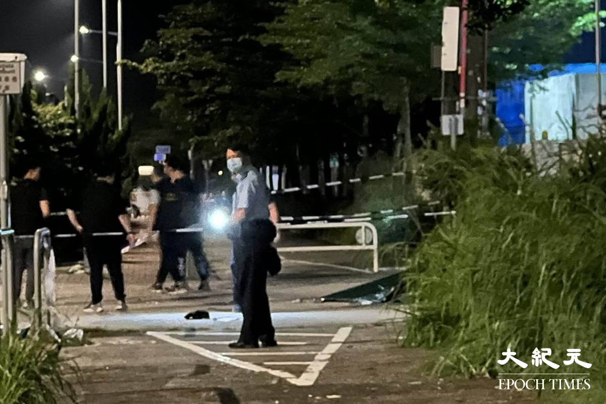 死者被帆布覆蓋，大批警員到場調查。（林建翔／大紀元）