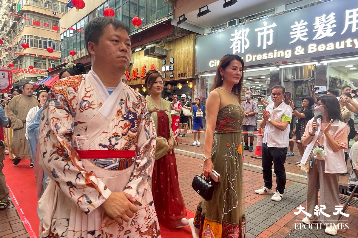 大會邀請50名男女穿著特色仿古服裝，展現不同文化。（卓相如／大紀元）