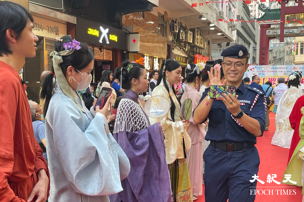 大會邀請50名男女穿著仿古服裝，展現特色文化。（卓相如／大紀元）