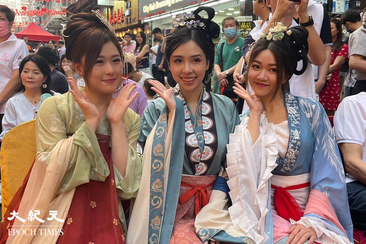 大會邀請50名男女穿著仿古服裝，展現特色文化。（卓相如／大紀元）