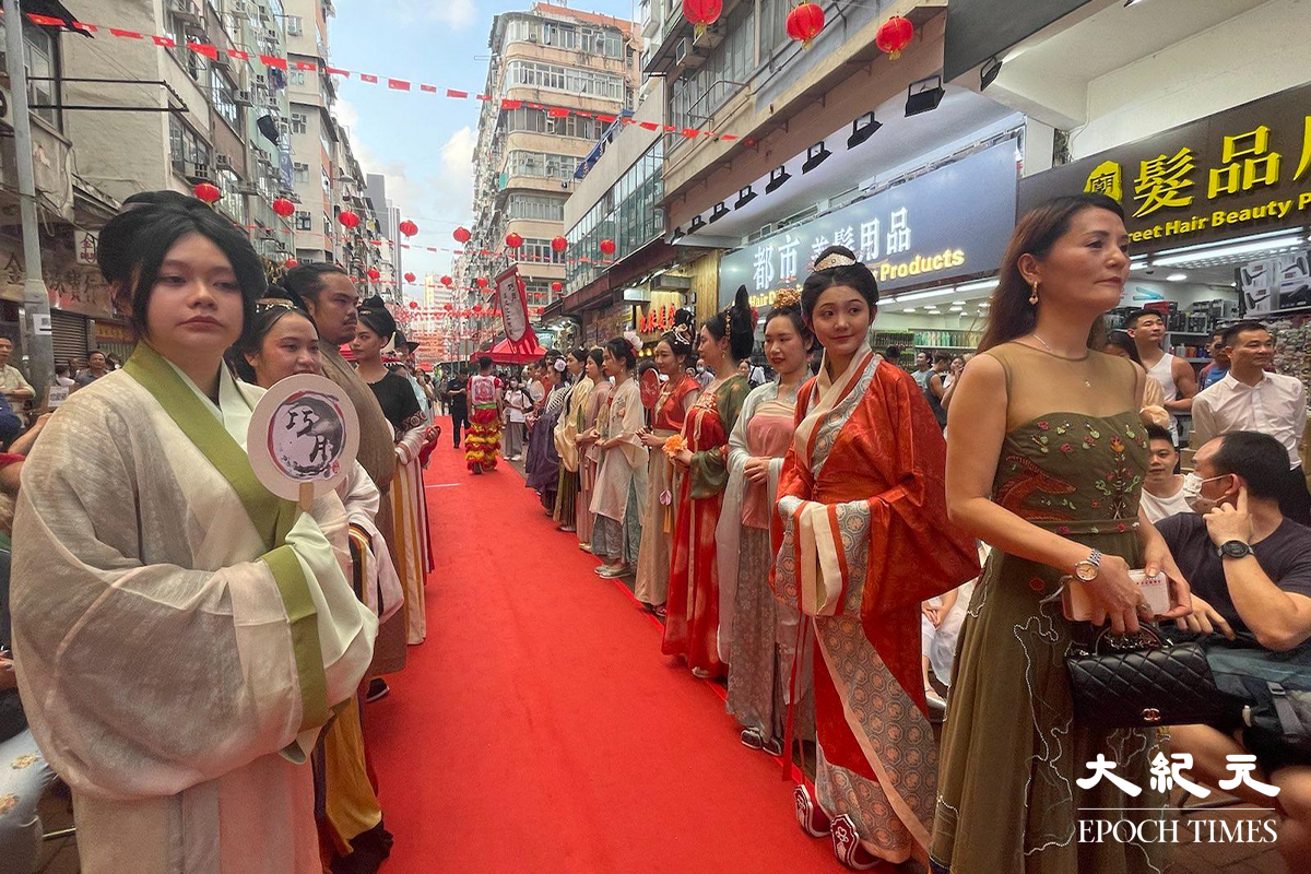 大會邀請50名男女穿著仿古服裝，展現特色文化。（卓相如／大紀元）