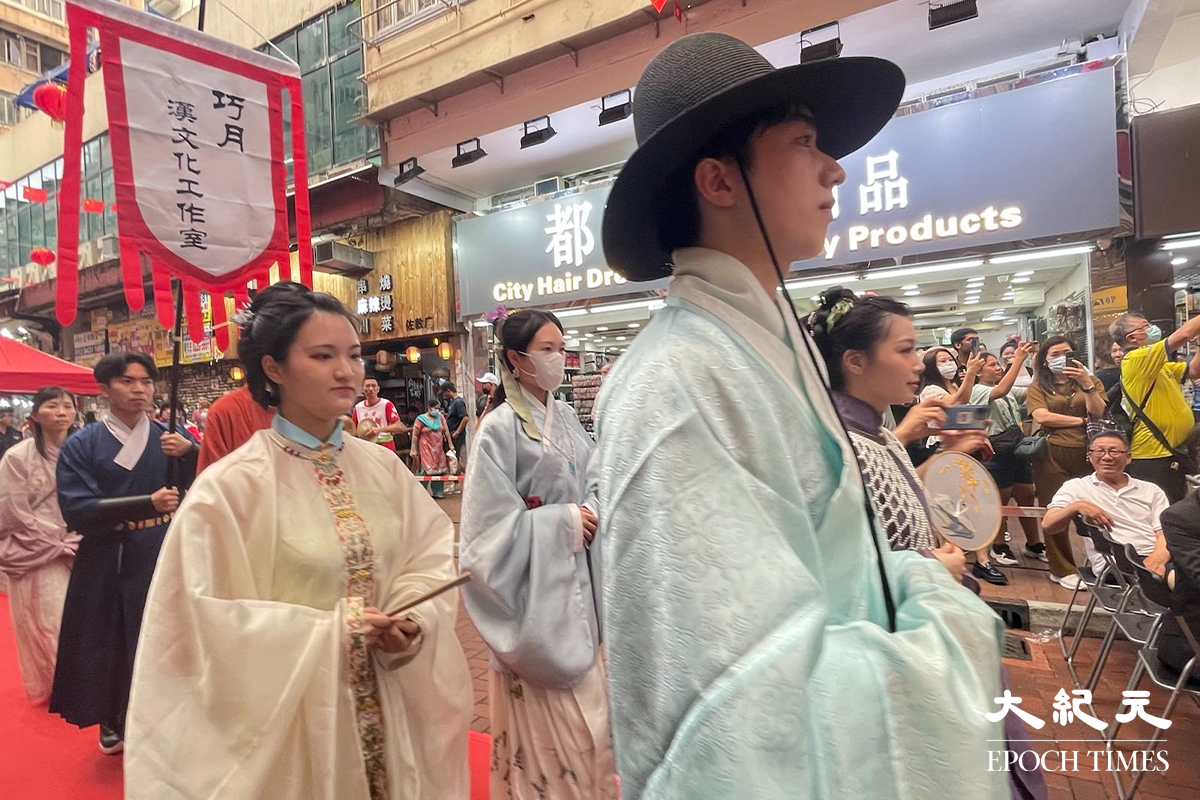 大會邀請50名男女穿著仿古服裝，展現特色文化。（卓相如／大紀元）
