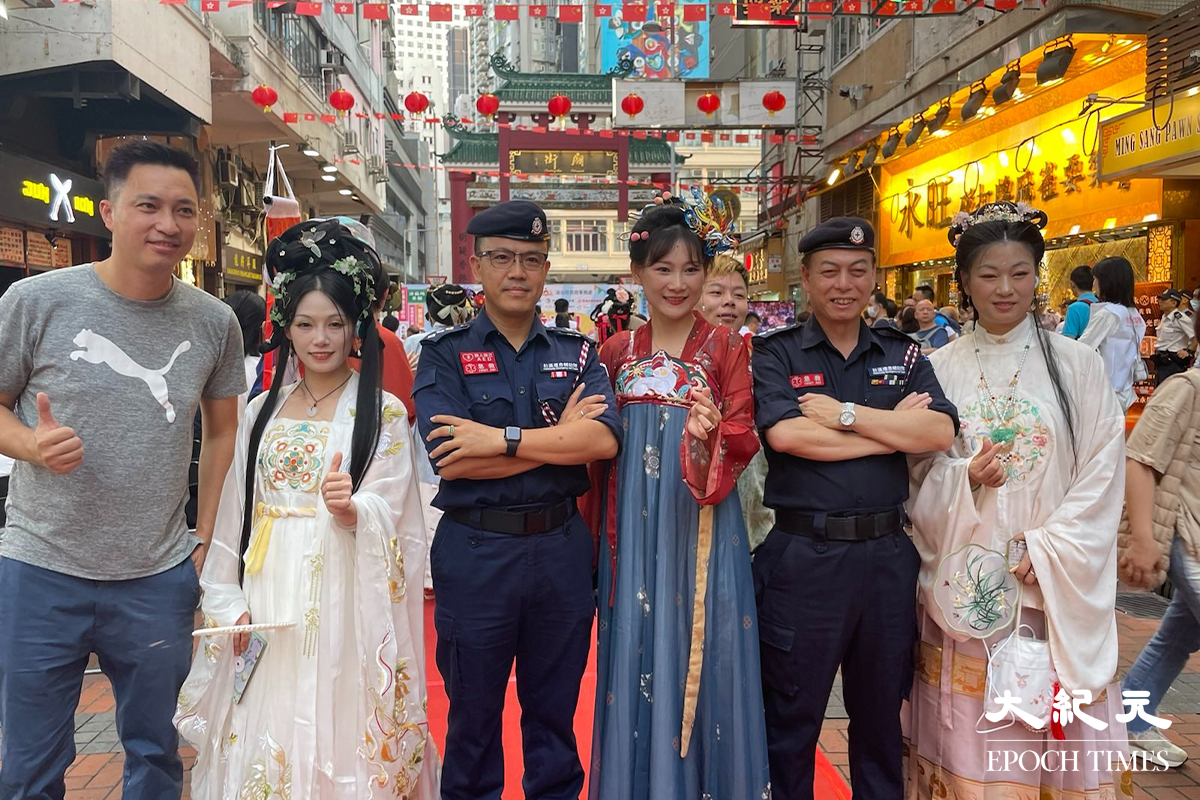 大會邀請50名男女穿著仿古服裝，展現特色文化。（卓相如／大紀元）