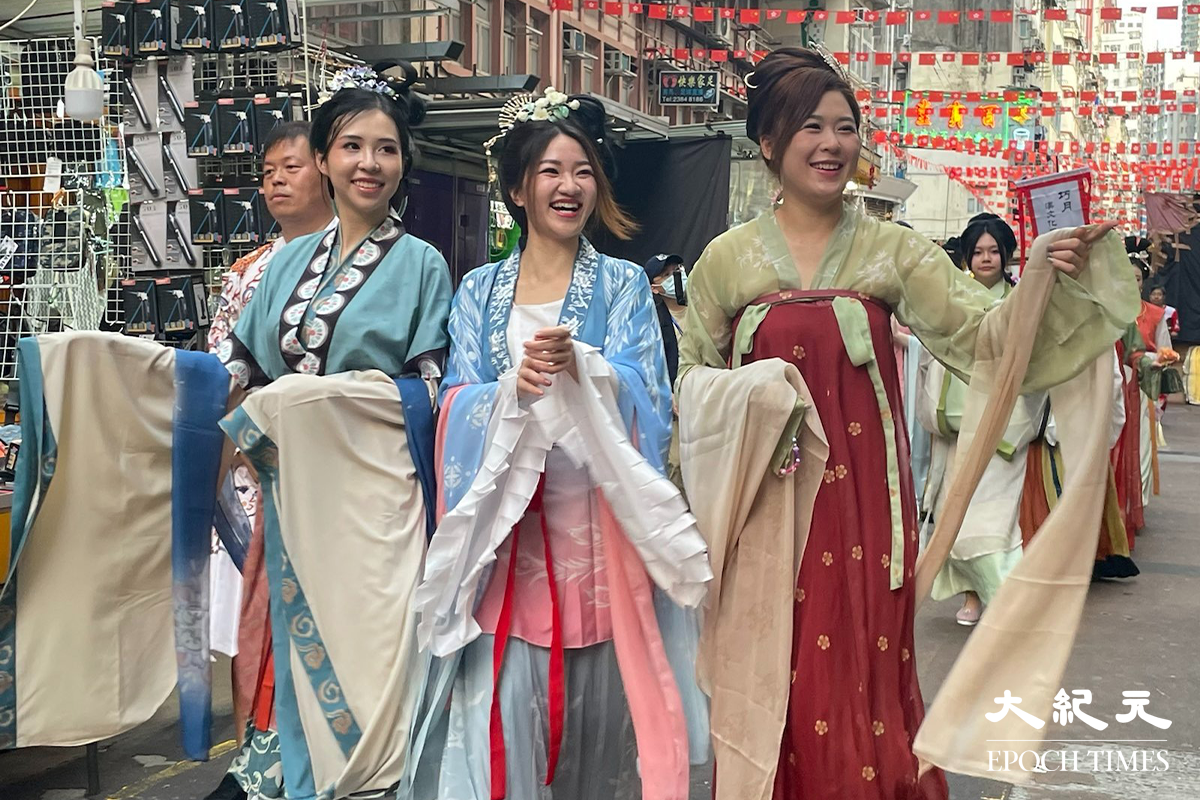 大會邀請50名男女穿著仿古服裝，展現特色文化。（卓相如／大紀元）